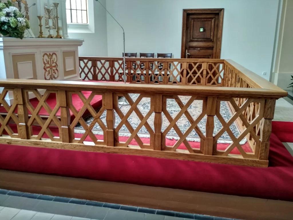 Nové dubové zábradlí okolo presbytáře