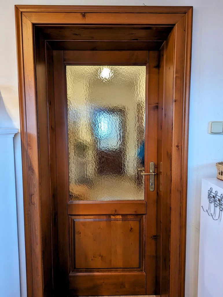 Smrkové interiérové dveře mořené na tmavý odstín