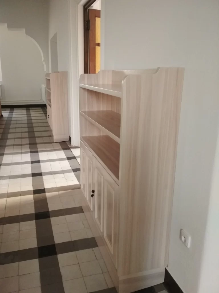 Jasanoá skříňka na knížky