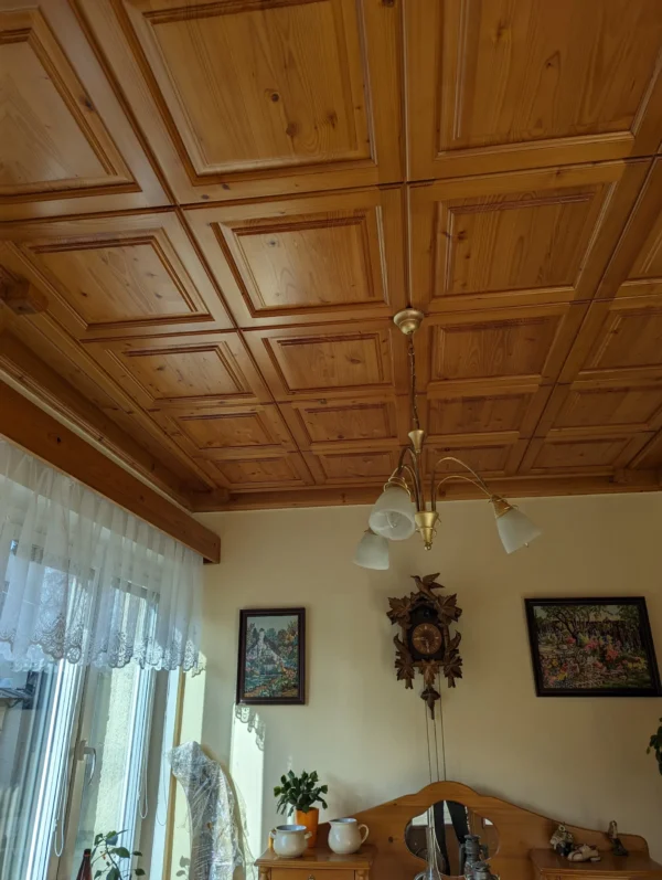 Dřevěný obklad stropu, výrobek Edwarda Siwyho