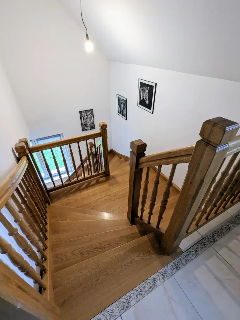 Dubové samonosné točité schodiště