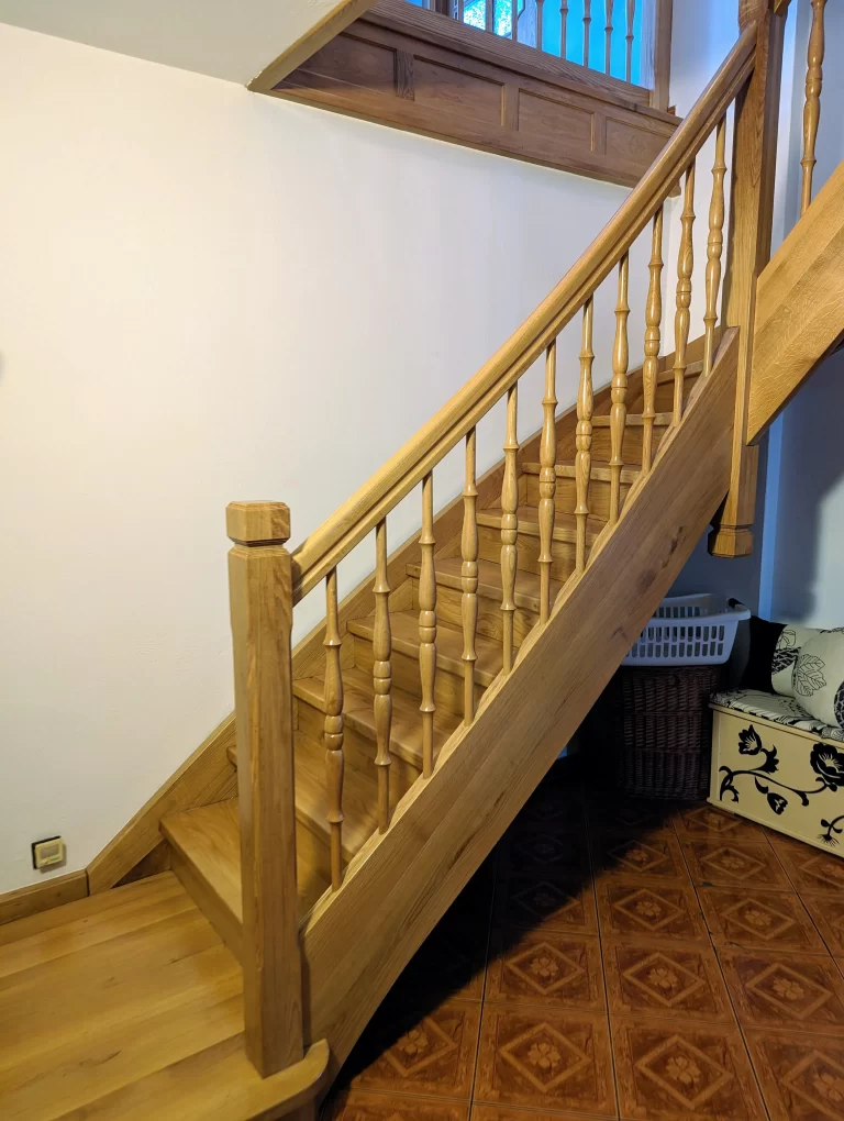 Soustružené sloupky zábradlí dubového schodiště