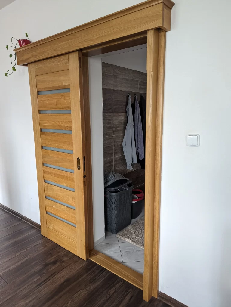 Posuvné dubové dveře s vodorovnými skleněnými pruhy