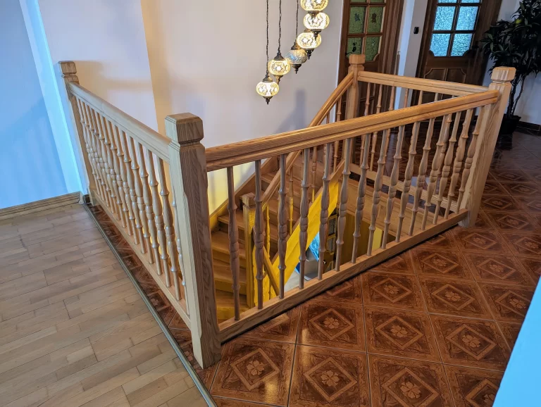Detail dubového madla a napojení zábradlí