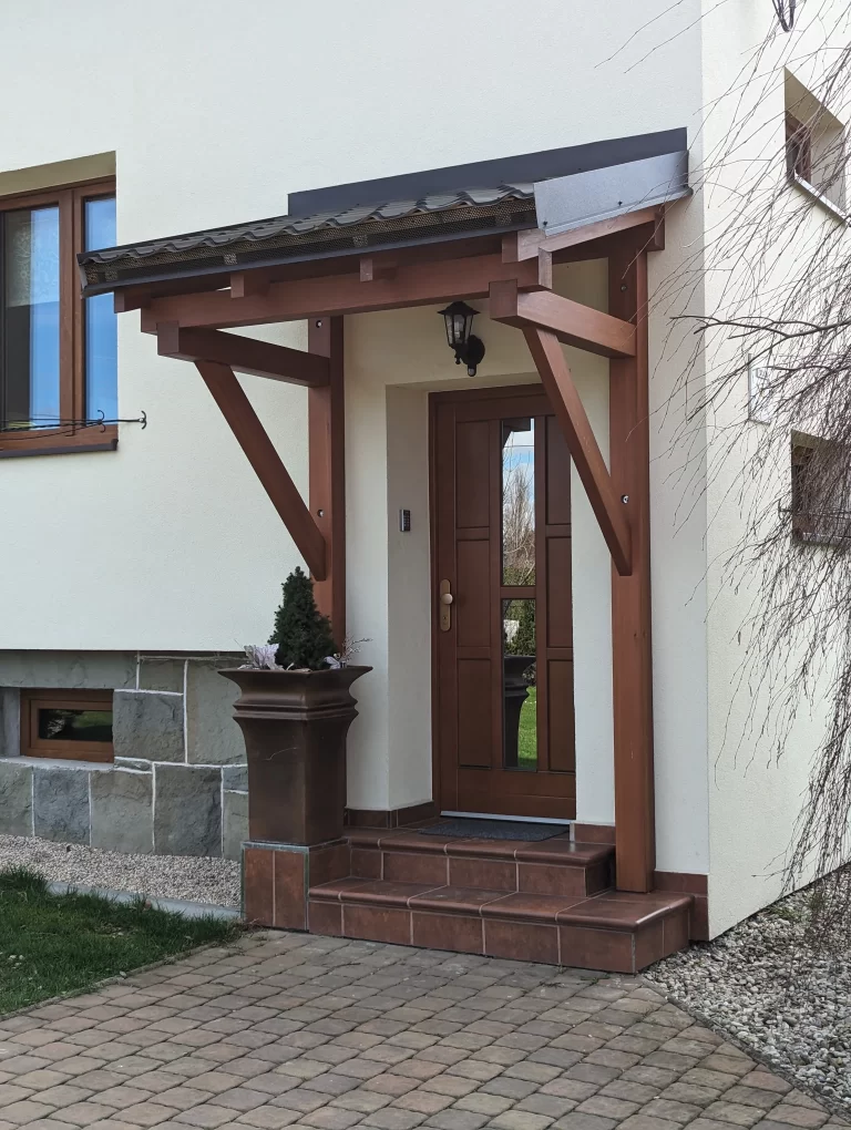 Dřevěný přístřešek nad vchodové dveře