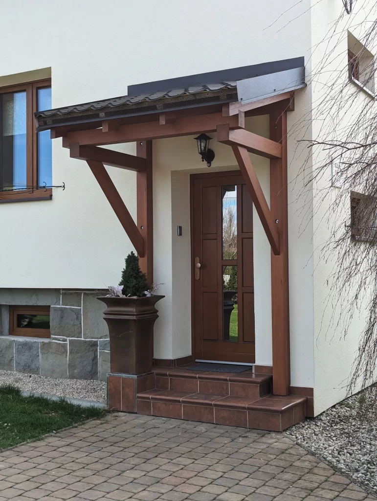 Dřevěný přístřešek nad vchodové dveře