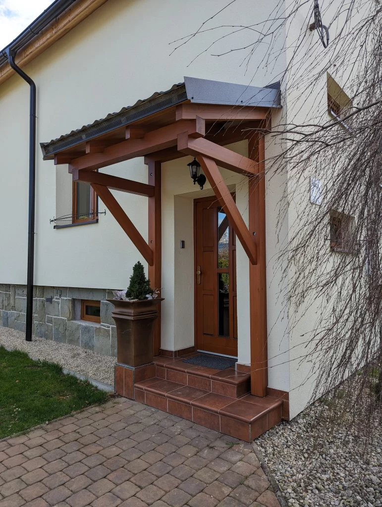 Dřevěný přístřešek nad vchodové dveře