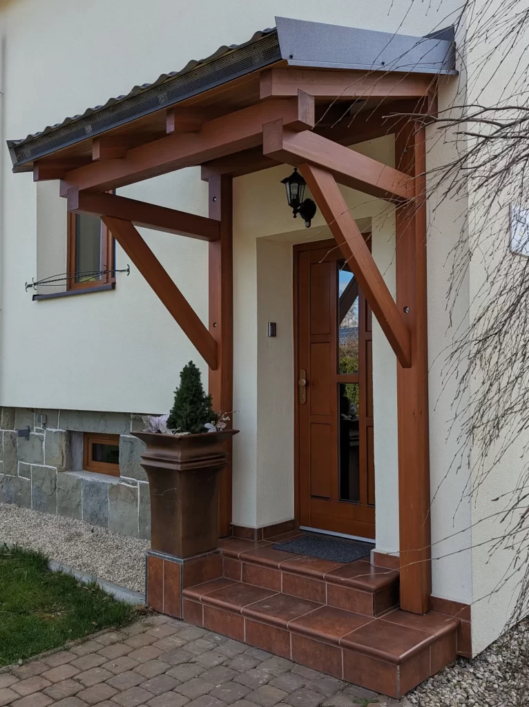Dřevěný přístřešek nad vchodové dveře