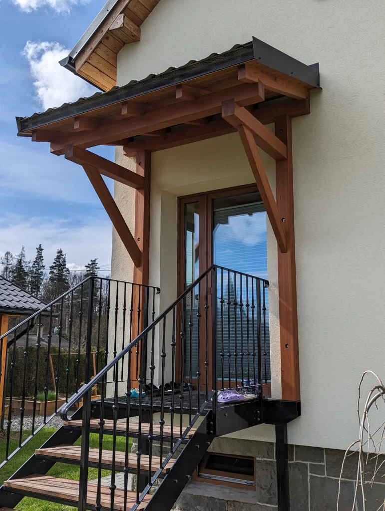 Dřevěný přístřešek nad vchodové dveře