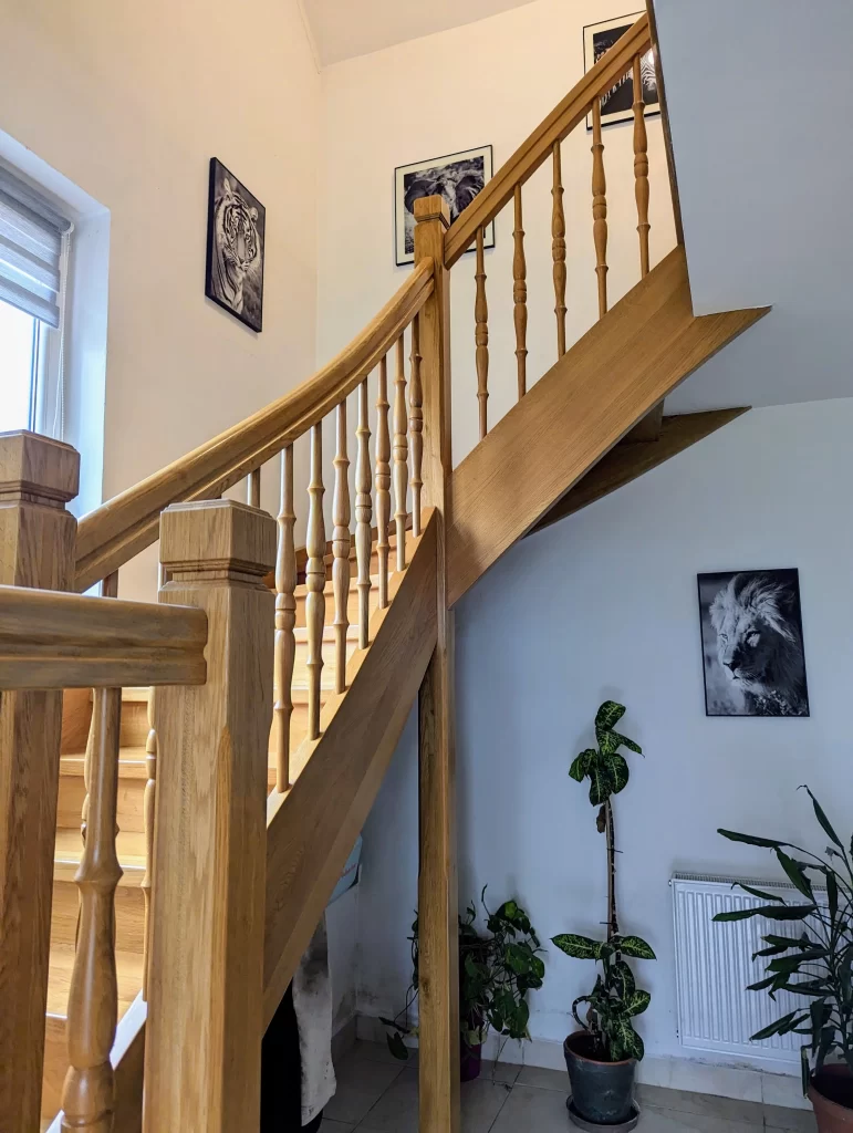 Dubové samonosné točité schodiště