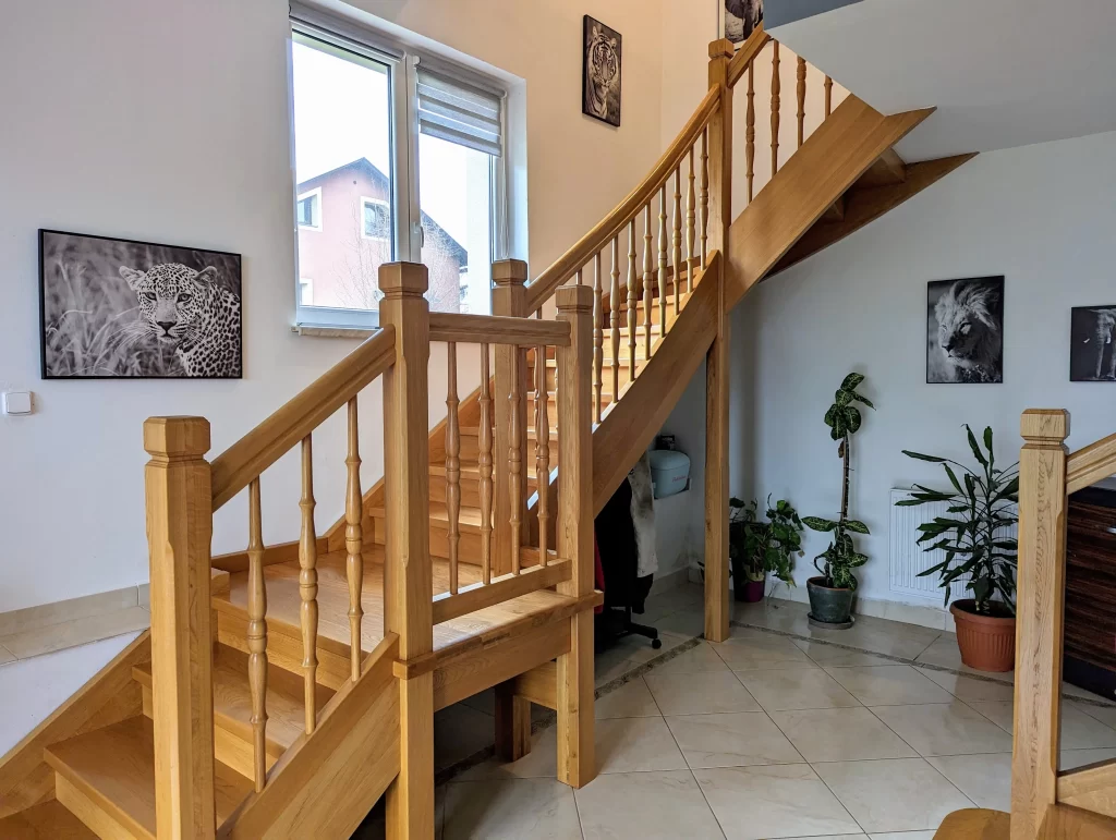Dubové samonosné točité schodiště