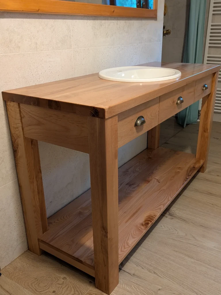 Koupelnový stolík z jasanu s deskou lakovanou PUR lakem odolným vodě