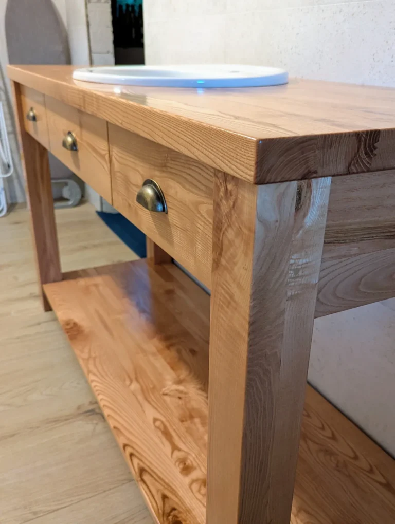 Detail spoje nohy a zásuvky jasanového stolíku lepeného lepidlem D4